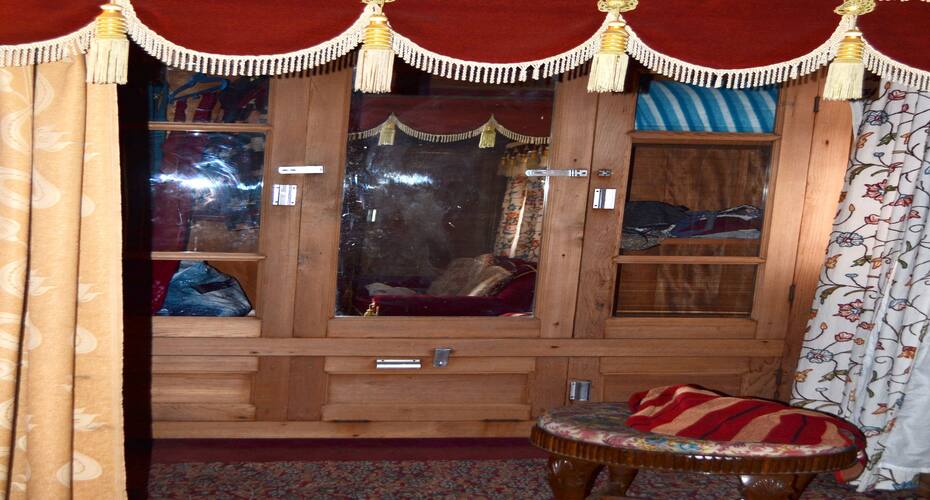 Maharaja Palace House Boat, Srinagar 5